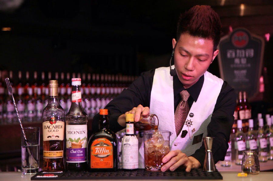 深圳寶安餐吧招聘調(diào)酒師一名，薪資（5500-7000）