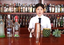 【佛山展翅調(diào)酒咖啡西點(diǎn)培訓(xùn)學(xué)?！颗{(diào)酒師燕子